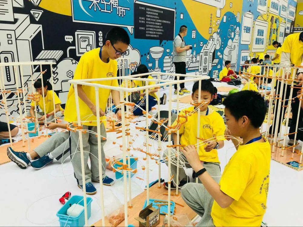 面对新技术,steam教师团队学习热情高涨.浦沿中学搭建普惠式steam课程