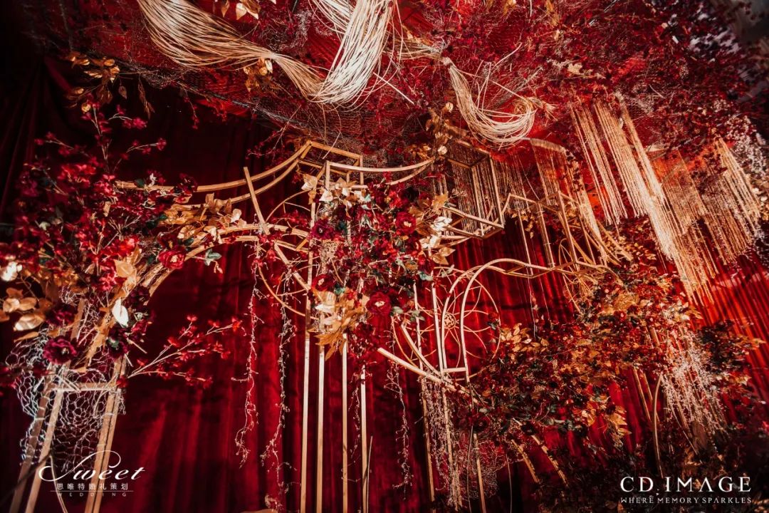 原创经典的红金配色不一样的深红色华丽且神秘