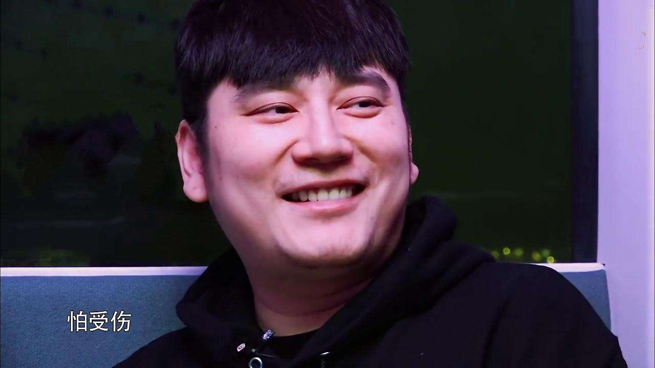 原创钱枫现身机场用帽子遮住脸网友调侃胖到口罩挡不住脸