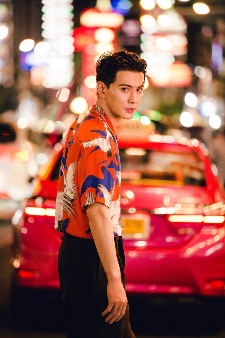 徐正溪曝光时尚街拍大片 随性雅痞帅气吸睛