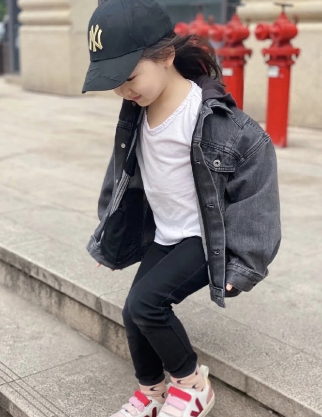董璇女儿又晒美照!3岁就是小潮人,牛仔外套配棒球帽比大人时髦