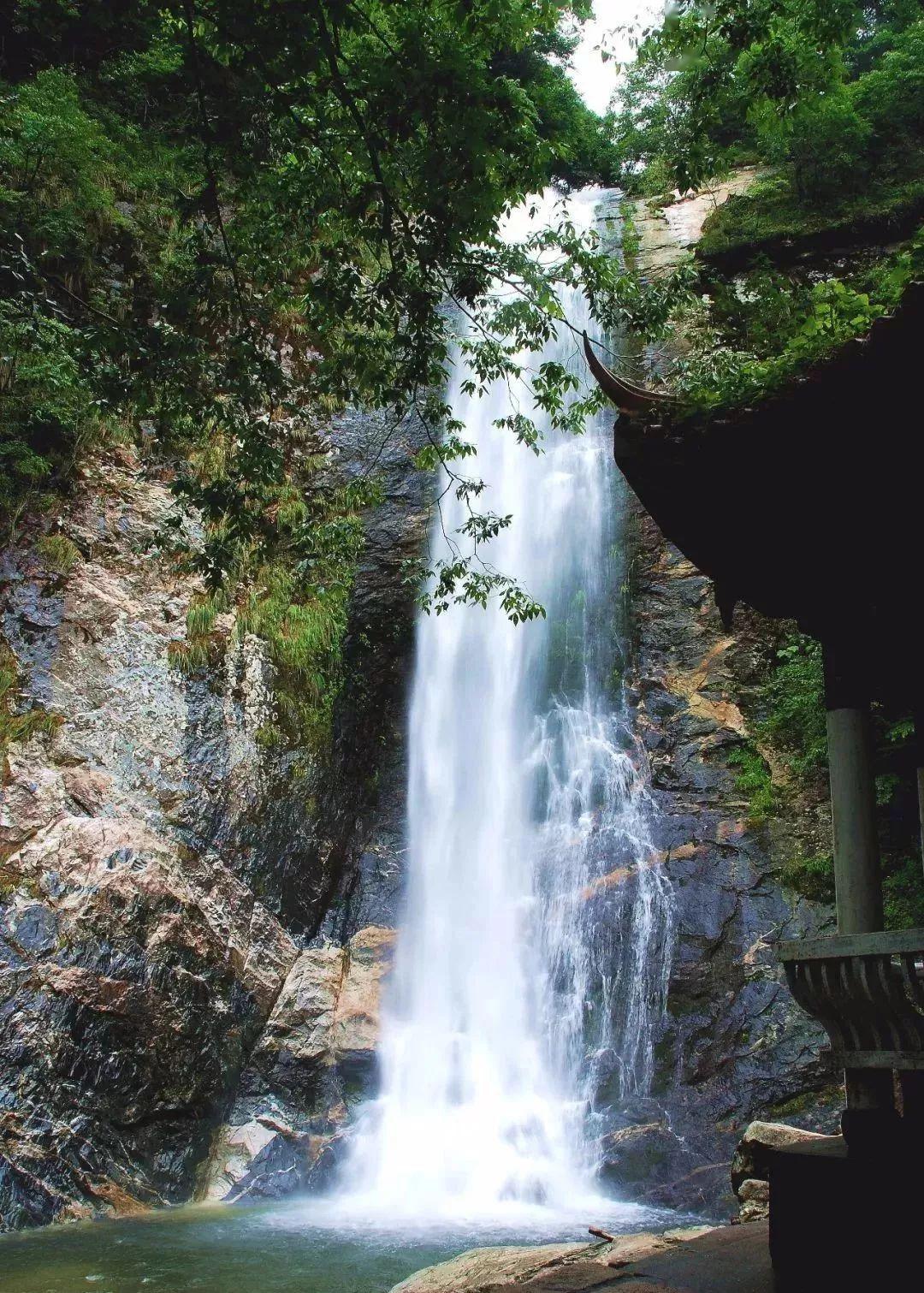 峡谷深达数百米,其内几乎等间距的分布着银弓瀑,淑女瀑,泻玉瀑,情人瀑