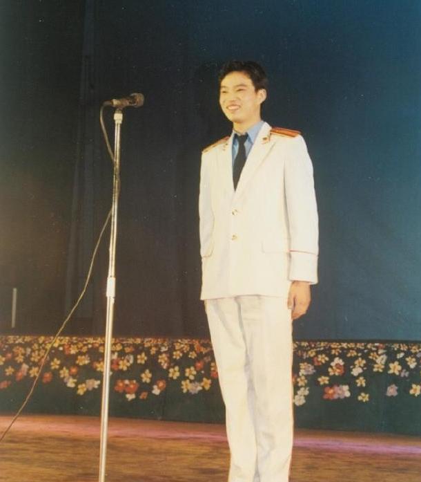 这是王迅早前在网上晒出的当年他当兵时的的青涩照片,从照片上看还是