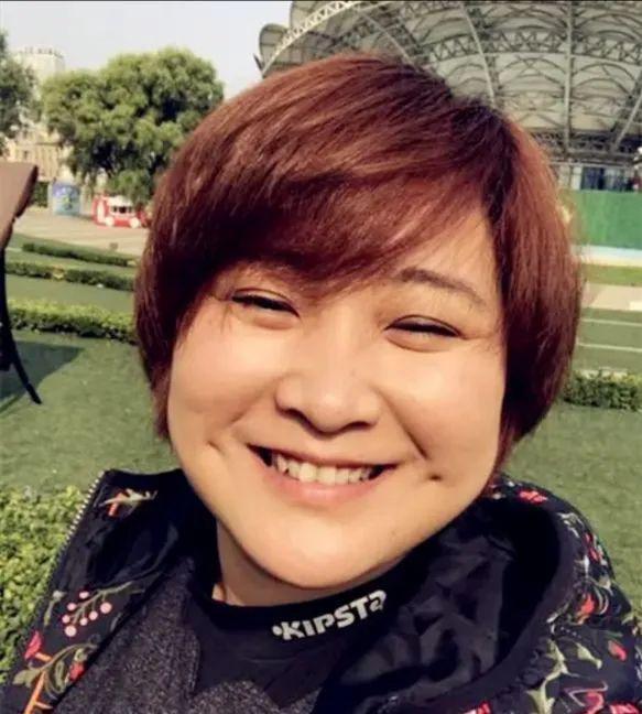 贾玲路透照没有美颜,合影路人被衬得像土妞,胖的好敦实啊!