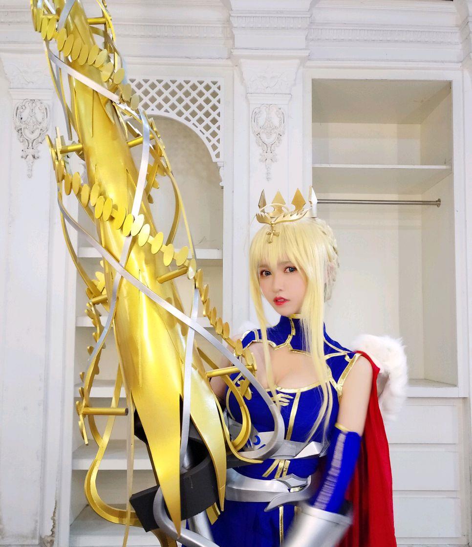 少女手持两米长枪cos白枪呆阿尔托莉雅要将荣耀献给御主