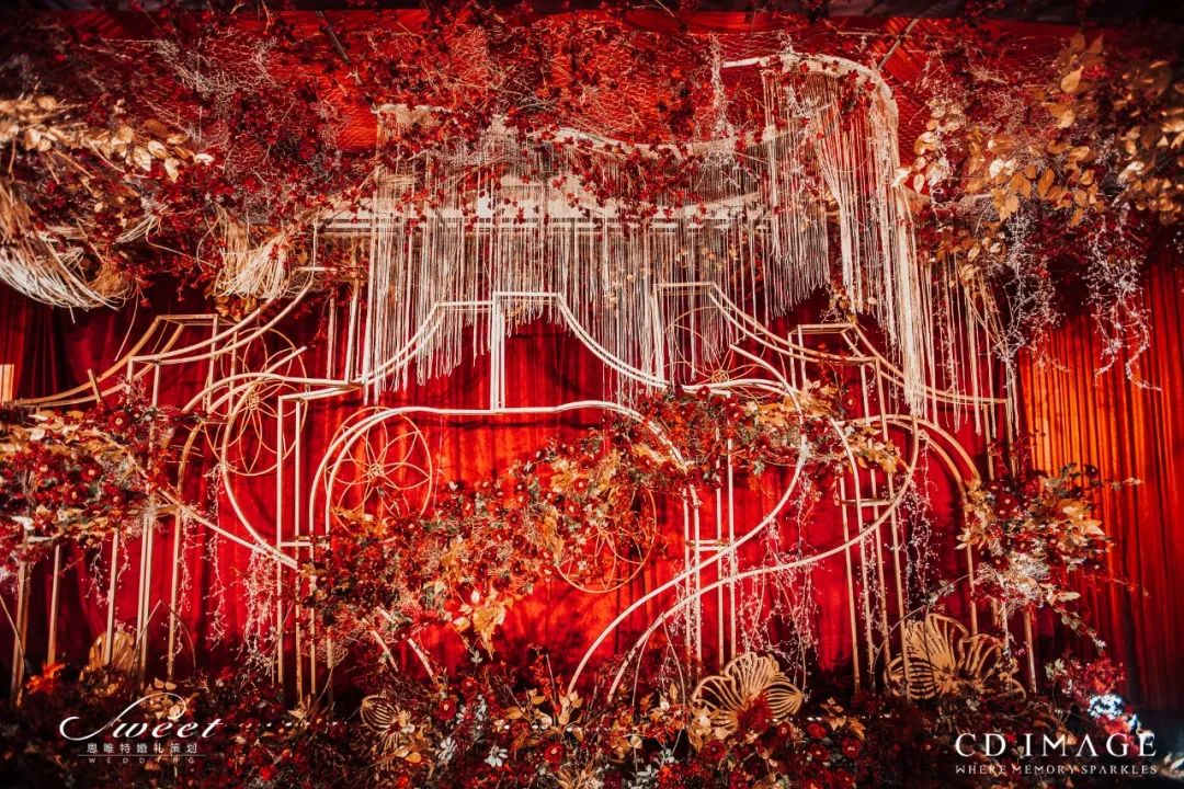 原创经典的红金配色不一样的深红色华丽且神秘