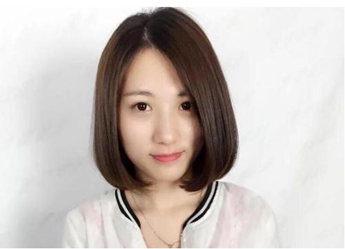 脸大头发少的40岁女性梳韩式中短发搭配最热刘海缩脸很容易