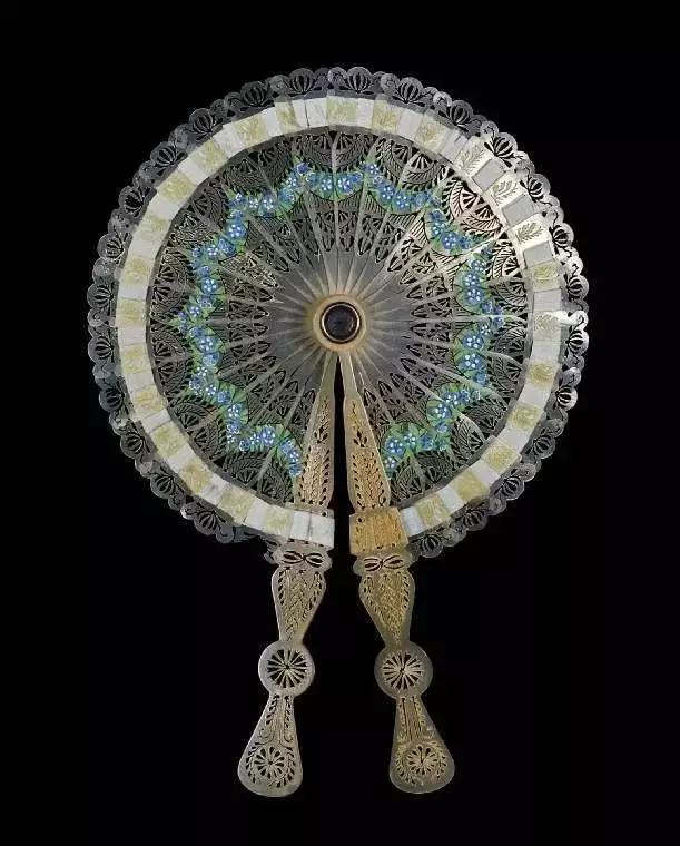 风靡400年,18世纪欧洲最火的时尚单品,它是贵族淑女的传情之物