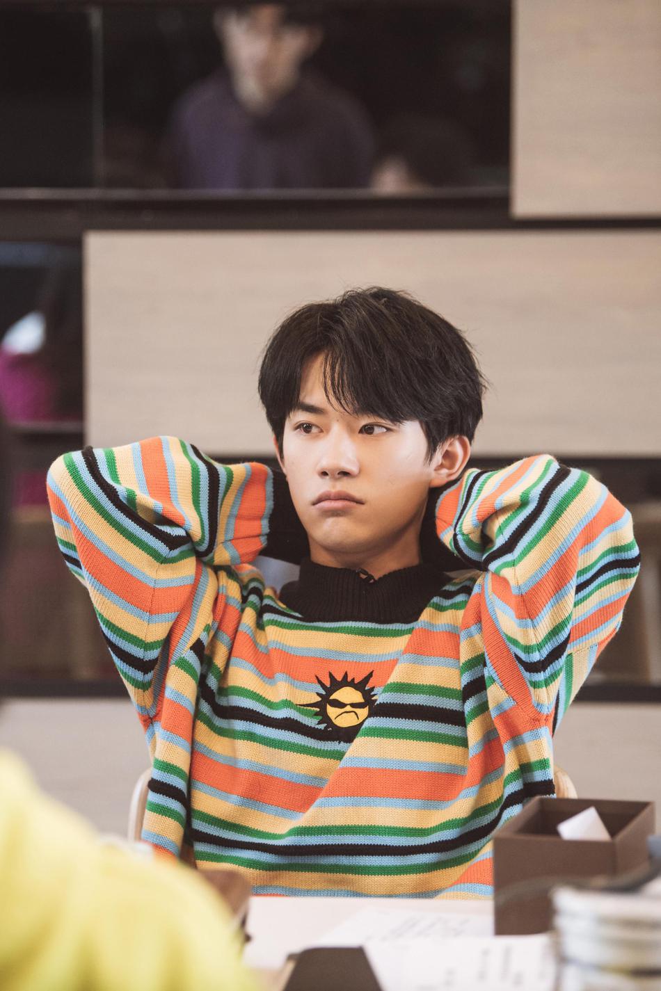 易烊千玺穿彩色条纹毛衣青春活力 吹葫芦丝撸猫闲适放松