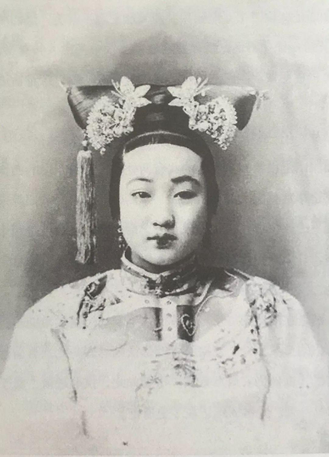 姓他他拉氏,为礼部侍郎长叙之女,清朝末年光绪皇帝的妃子,其妹是珍妃