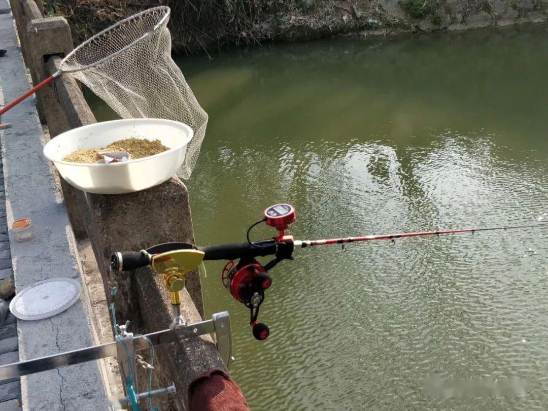 這種新儀器像一個小電子碼錶一樣安在了魚竿手把上,貢川河邊看見釣魚