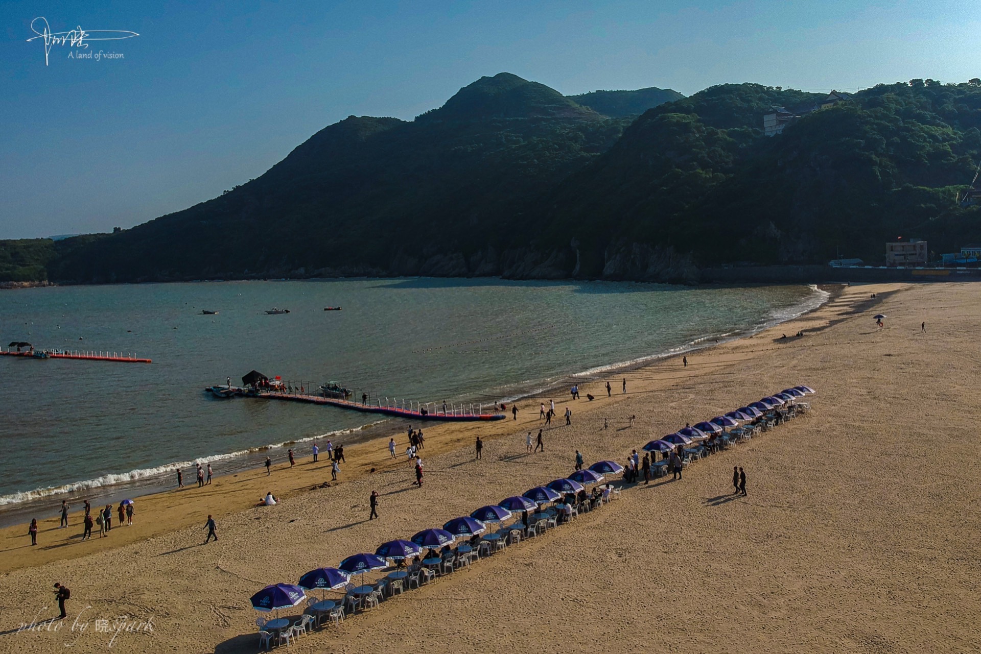 1/ 12 炎亭金沙滩位于浙江温州,炎亭镇就紧挨着沙滩,所以吃住都很方便