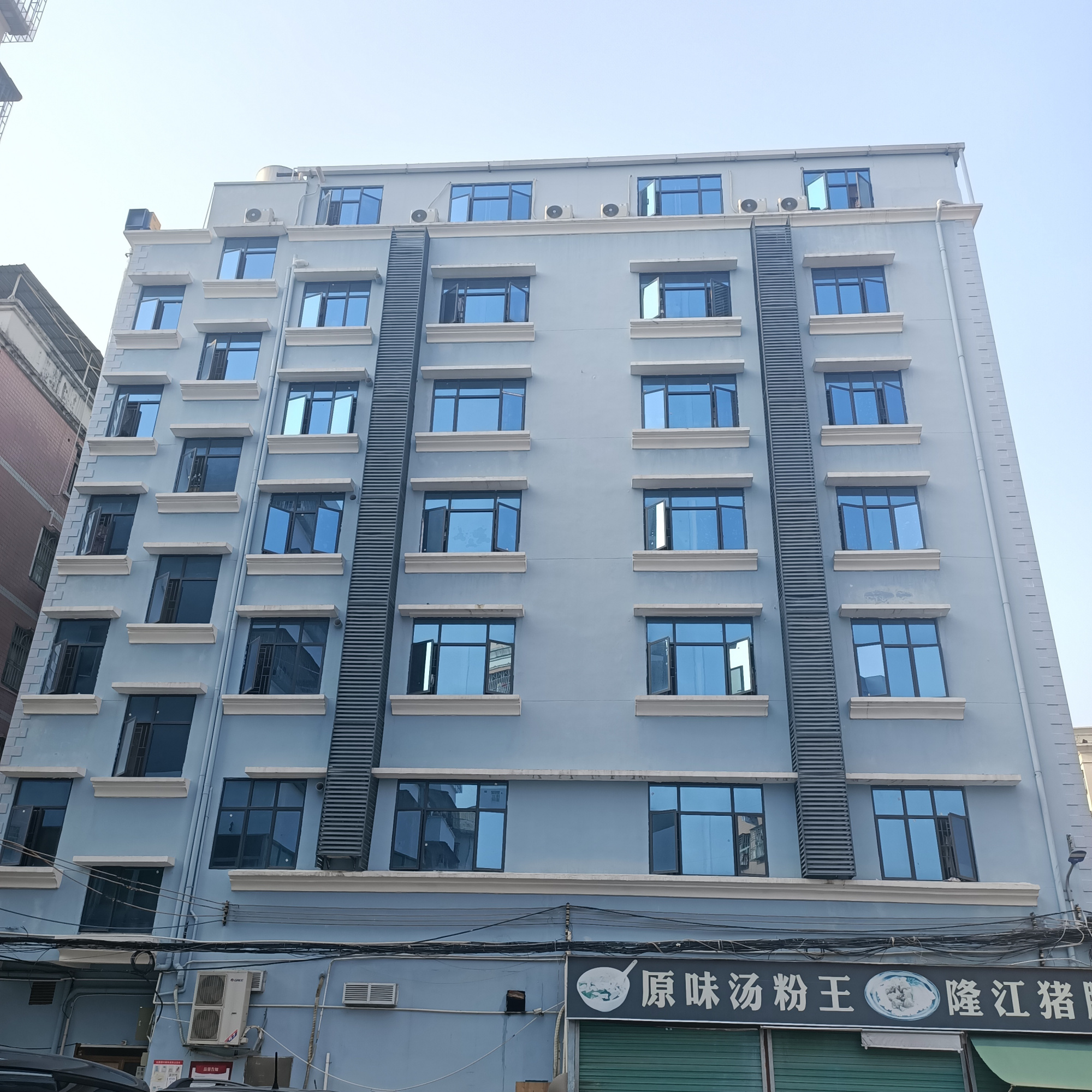 今天去深圳五和找房子听说城中村房子800一个月房东想得美