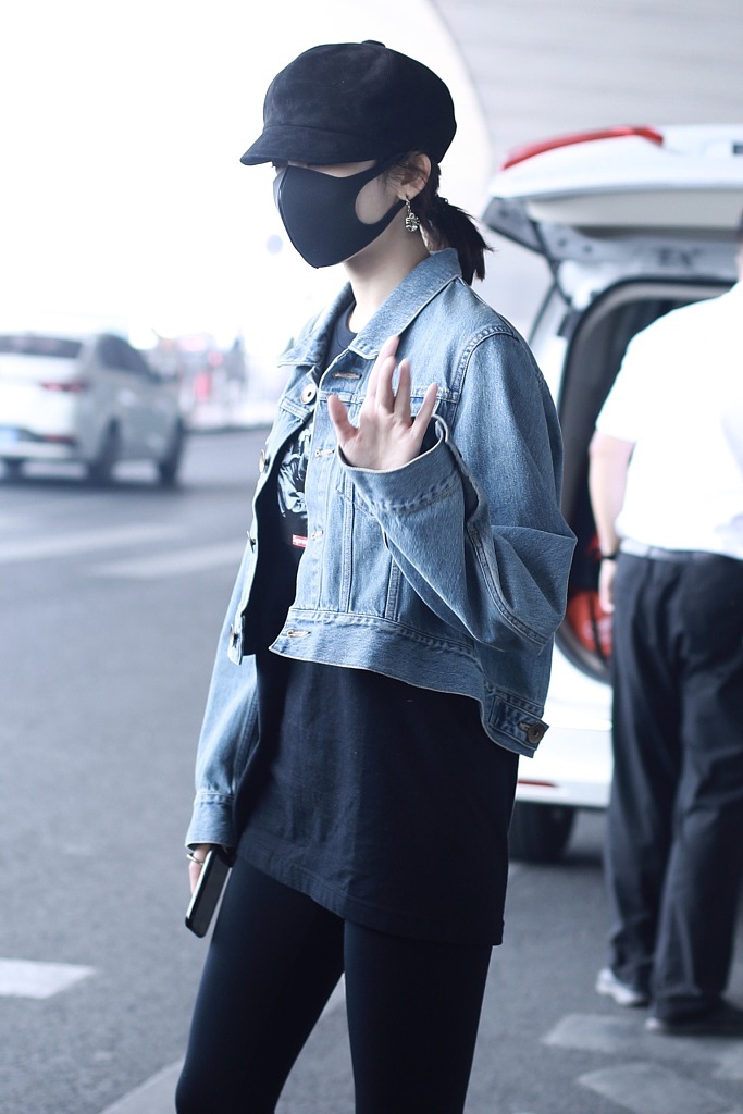 巴掌脸古力娜扎戴口罩一张小脸被完全遮住