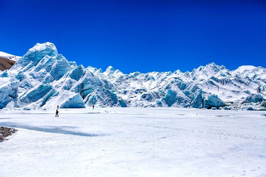 面積295平方公里湖邊有雪山圍繞著的神山庫拉岡日山錯那在喜馬拉雅的