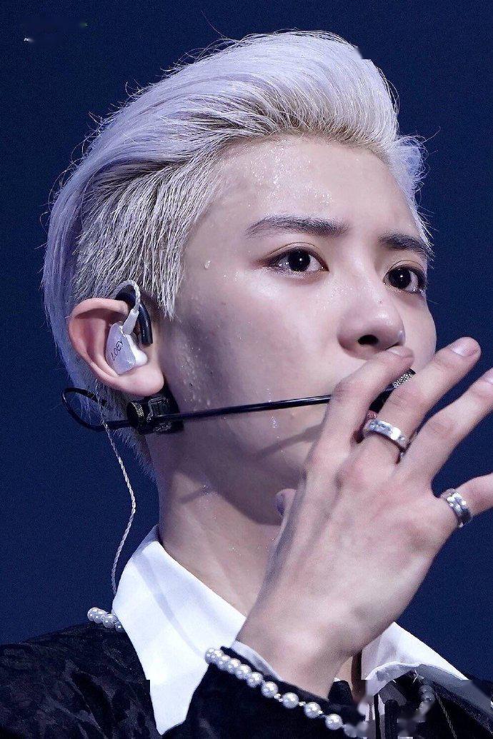 手特别好看是种什么体验?由灿烈为你展示!