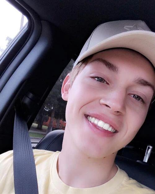 而在此前,ricky garcia家里的性教育是缺失的,父母过早地让他进入了