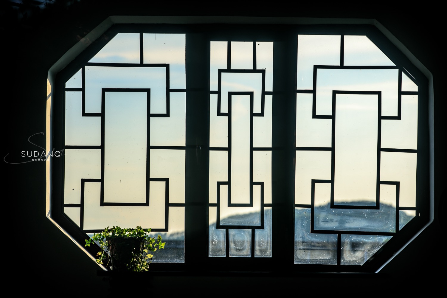 越过浅浅的窗棂,夏正日渐成熟,暮色苍茫,外面一片宁静.