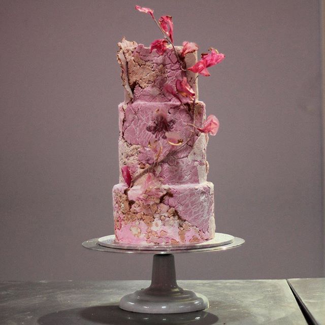这些装饰漂亮的蛋糕与艺术品有一拼价格也是同尺寸蛋糕的三倍