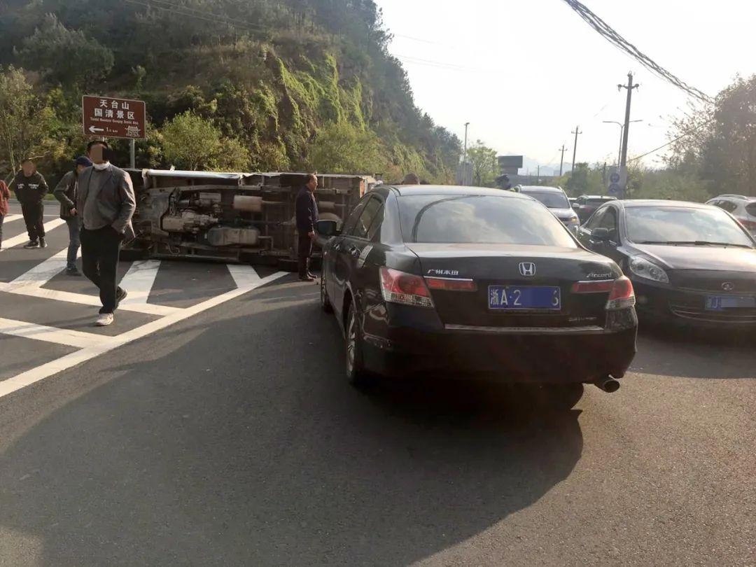 前車突然掉頭後車剎車不及撞車誰的責任