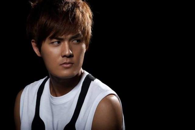 七年前他骂哭张韶涵,给陶喆吴克群打零分,后来销声匿迹_金武林