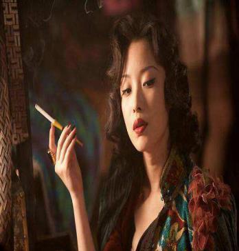 《金陵十三钗》扮演的风情万种的妓女,时而妩媚时而霸气抽烟的非常