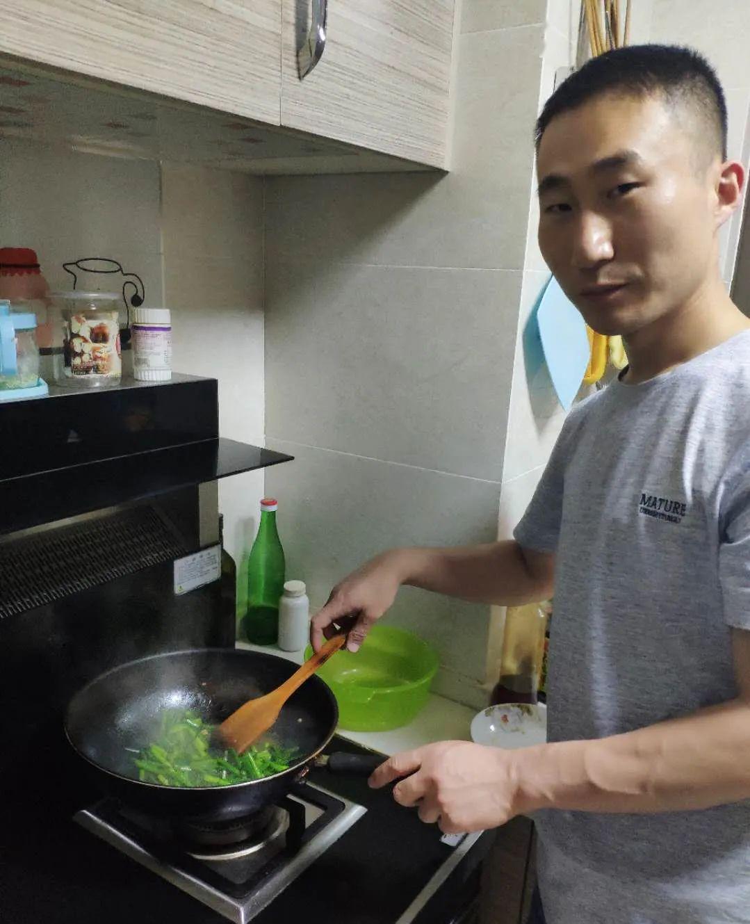 "同时诉说着掌勺者对生活的热情每一道菜都是每个家庭的专属味道煎,炸