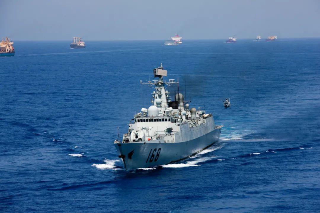 图为 直9在亚丁湾海域执行护航任务.