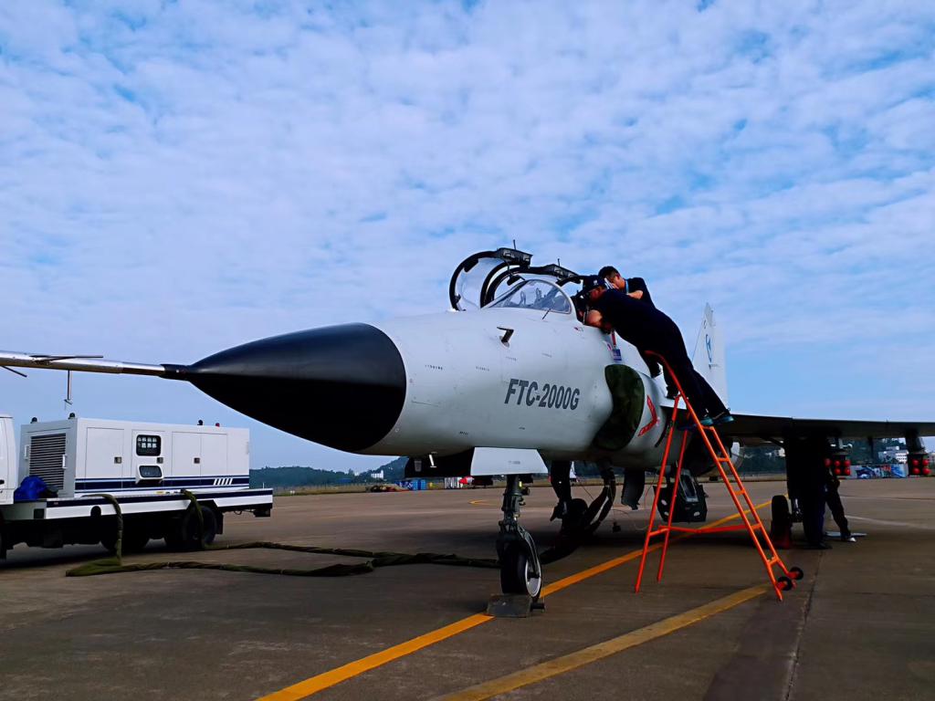 山鹰待飞贵飞ftc2000g战机加紧生产确保首批出口订单按时交付