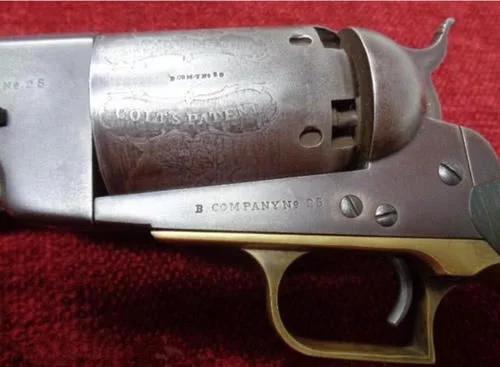 步行者m1847,这是一款诞生于1847年的转轮手枪,由塞莫尔·柯尔特与