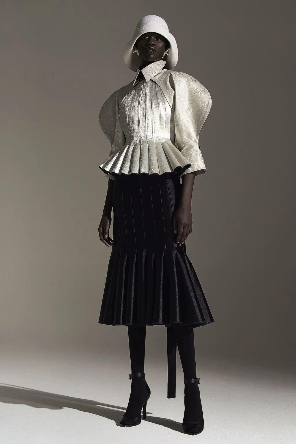 廓形灵感丨时装上绽放的花仙子立体廓形,美到心颤的大波浪设计与未来