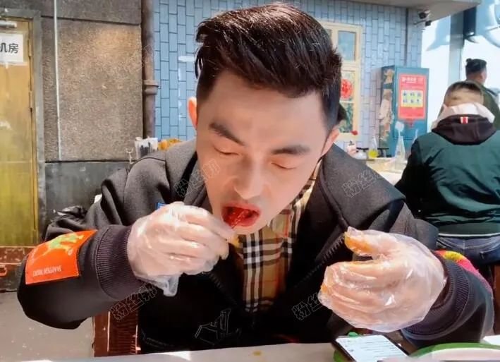 斗鱼lol主播智勋被女陪玩套路晒违规照片超管秒封直播间