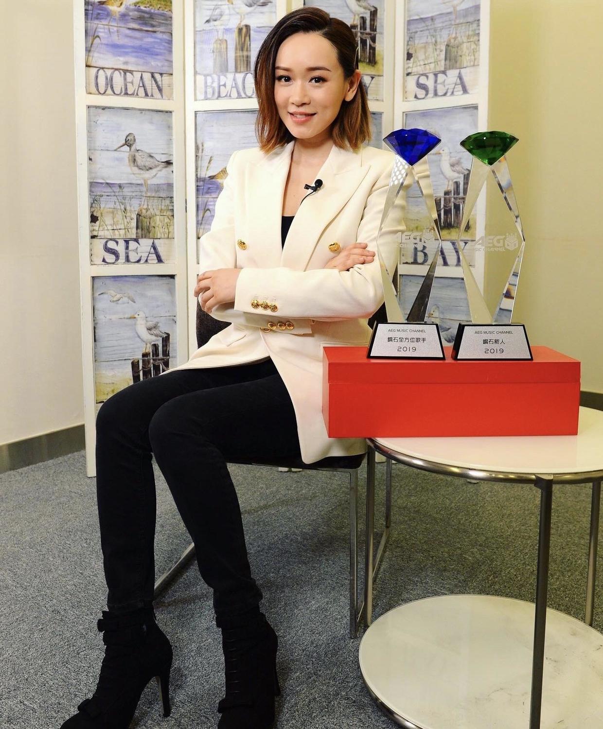 原创41岁杨思琦一点不显老穿斜肩上衣搭配短裙减龄洋气美腻了