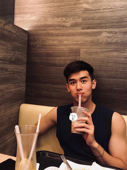 音乐学院的在读生这位小哥哥名叫许健,微博@许健alex简直是一模一样!