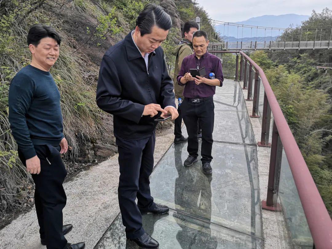 平江县委副书记县长黄伟雄调研石牛寨助力旅游产业提质升级