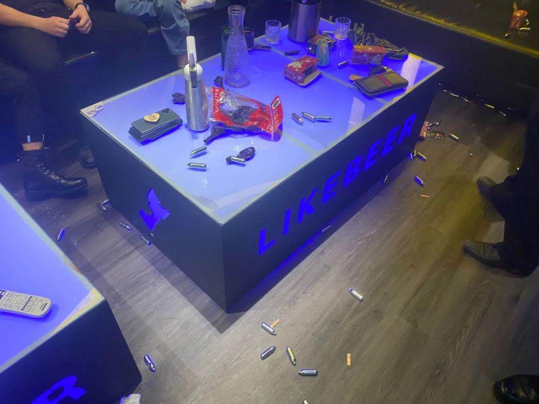 【禁毒案例】  酒吧包厢内聚集三男一女被警方当场控制,背后真相细思