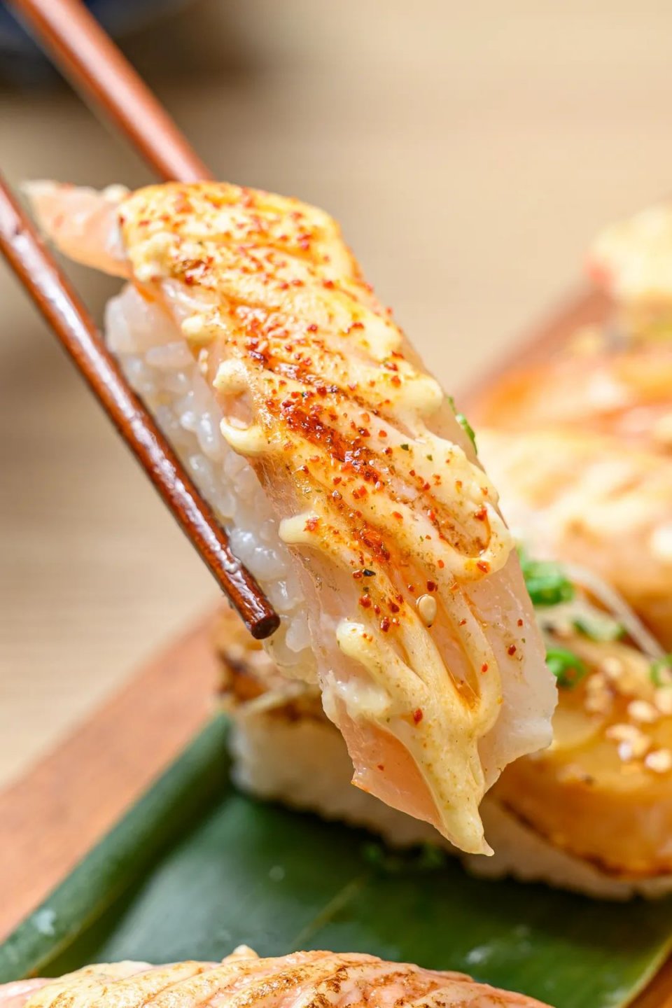 招牌巨长炙烤鳗鱼寿司咬10口才吃得完