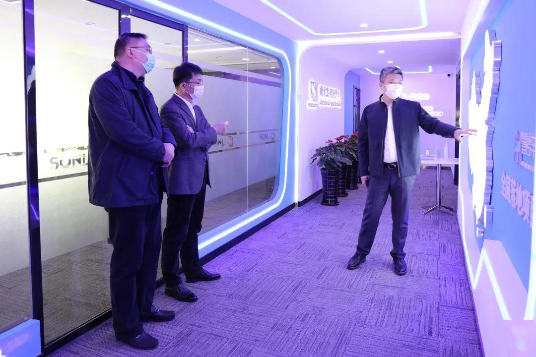 青岛市大数据发展管理局副局长王东翔一行莅临松立集团调研指导