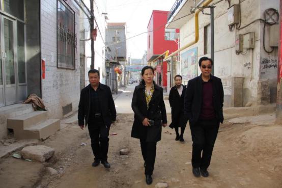 兴县政府副县长杨红梅督导检查初三开学复课工作