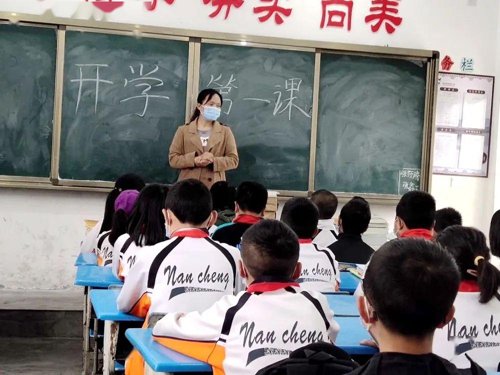 4月21日,越西县南城小学四五六年级开学复课,结合实际,学校以班级为