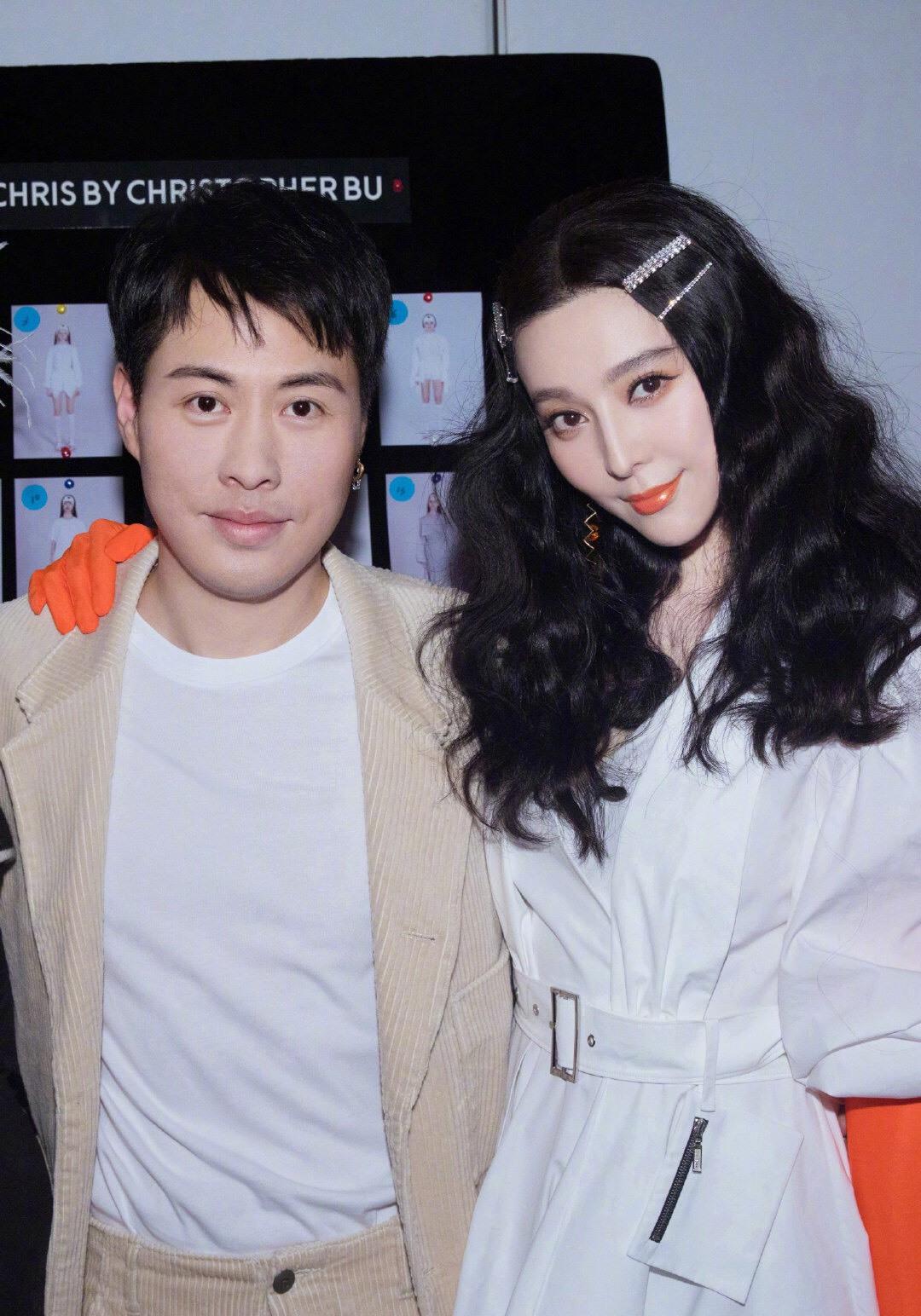 这次范冰冰去看秀,跟王菊还有海清坐在一起,这则消息还上了微博热搜