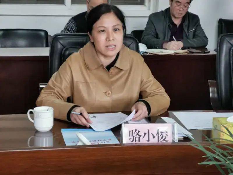 座谈会上,义乌市副市长骆小俊和义乌市教育局党委书记,局长叶国江介绍