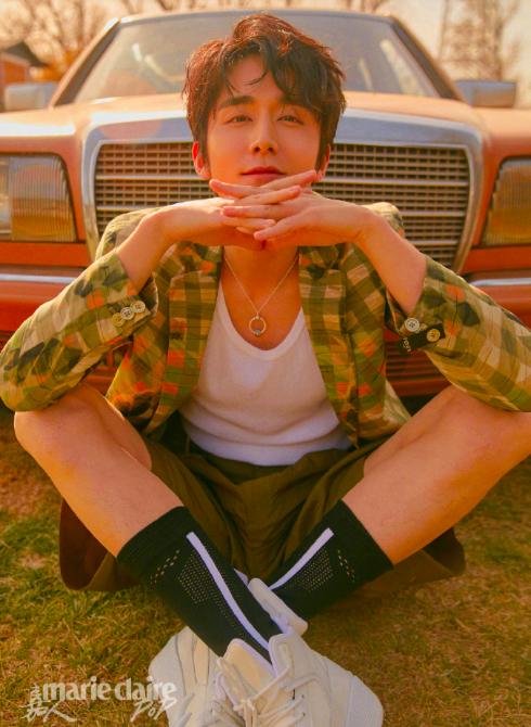 原创张新成7年才发光格子西装搭汗衫帅气鲨人热度不如现男友