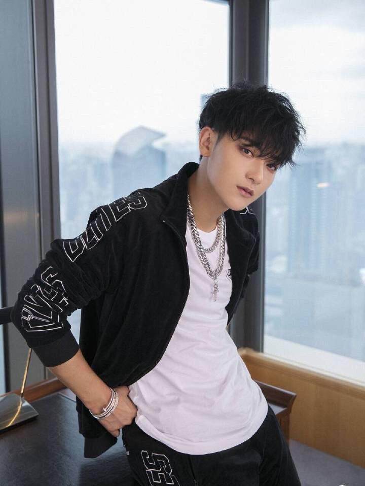 穿搭达人黄子韬已上线,你准备好接受他的酷酷造型了吗