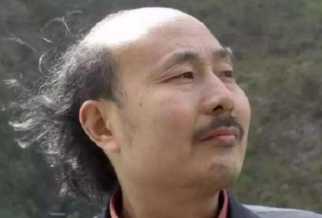 63岁秃头大叔靠卖梳子赚来10亿手上握有数十项相关专利