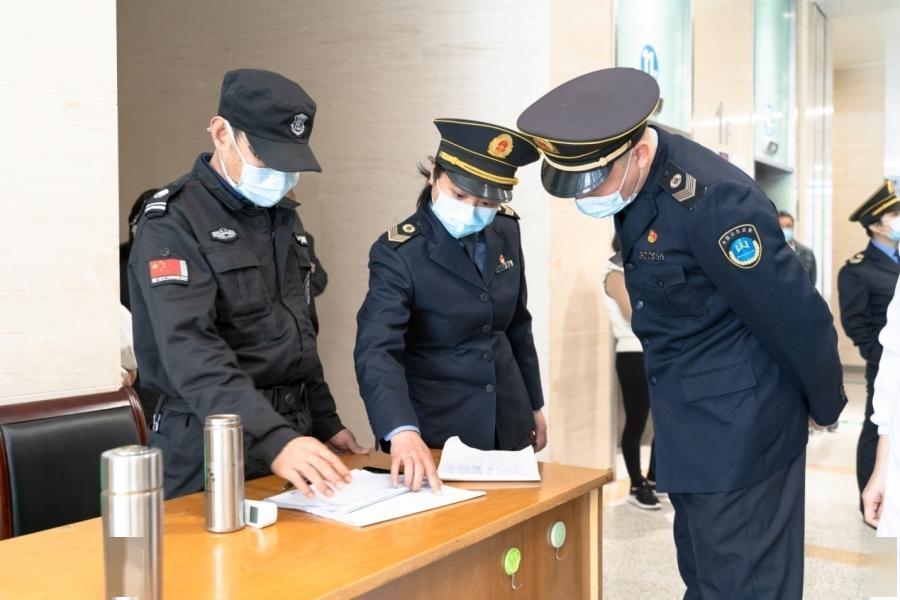 众志成城筑牢疫情防线驻点卫生监督员抗疫一线纪实