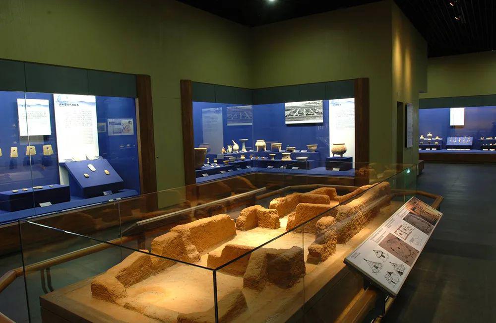 湖北省博物馆目前举办有《楚文化展》,《曾侯乙》,《梁庄王墓》等十个