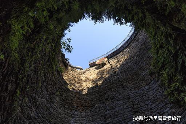 从井底望天上看的话,真的只能看到一个碗口大小的天空,虽然说这口井比