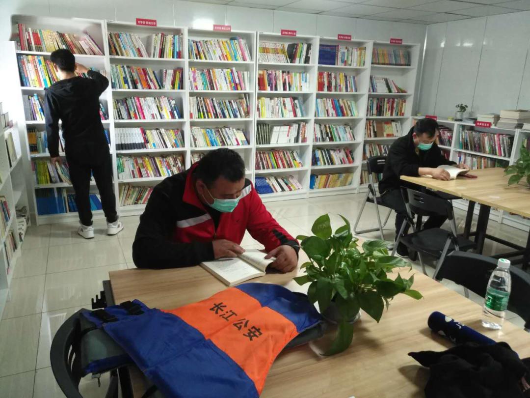 世界读书日之际,江苏电视台镜头聚焦长江汇水上服务区"会漂的图书馆"