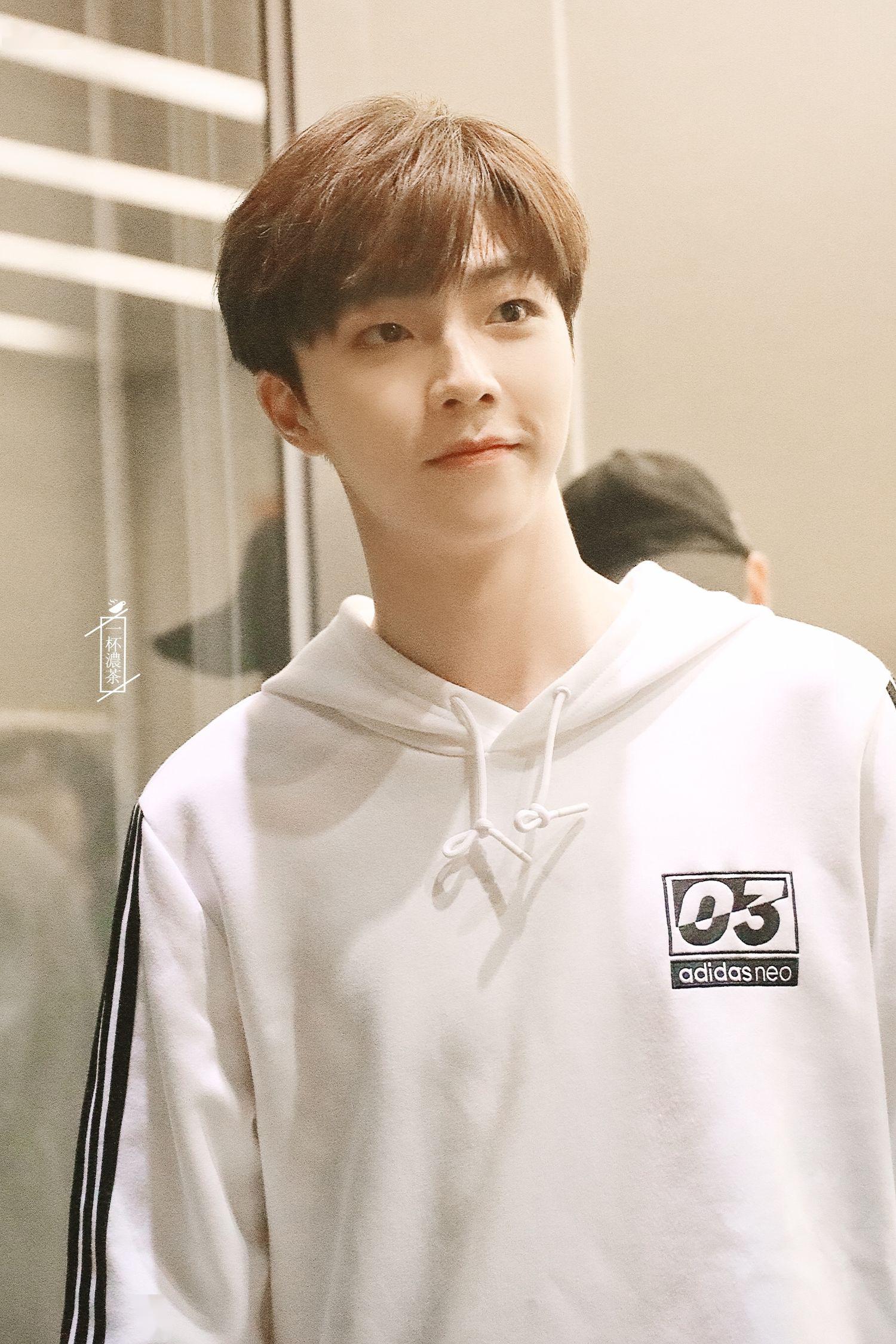 农农录制节目下班饭拍公开走在柔和光晕里的陈学长